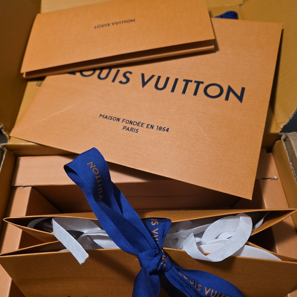 Louis Vuitton Eyeshadow Palette - Picture 3 of 6